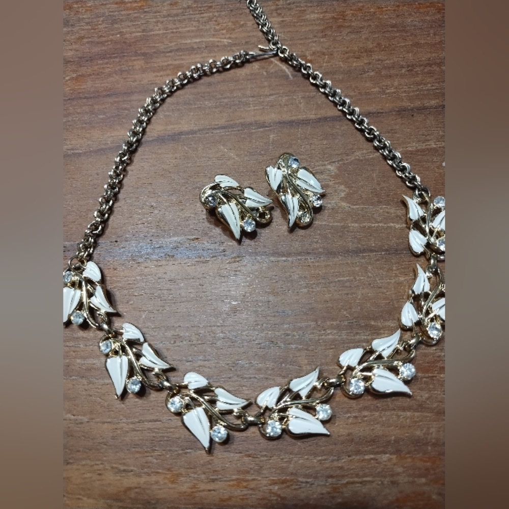 Vintage Gold & White Enamel Choker With Matching Clip-On Earrings, Coro … - Picture 9 of 9